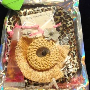 Beautiful gift set of various accessory items